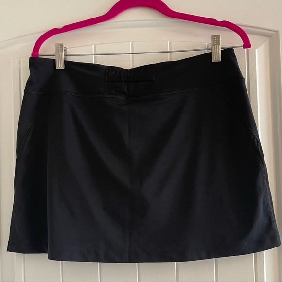 Patagonia run skirt, attached shorts underneath. Excellent condition. Size L - Picture 4 of 4